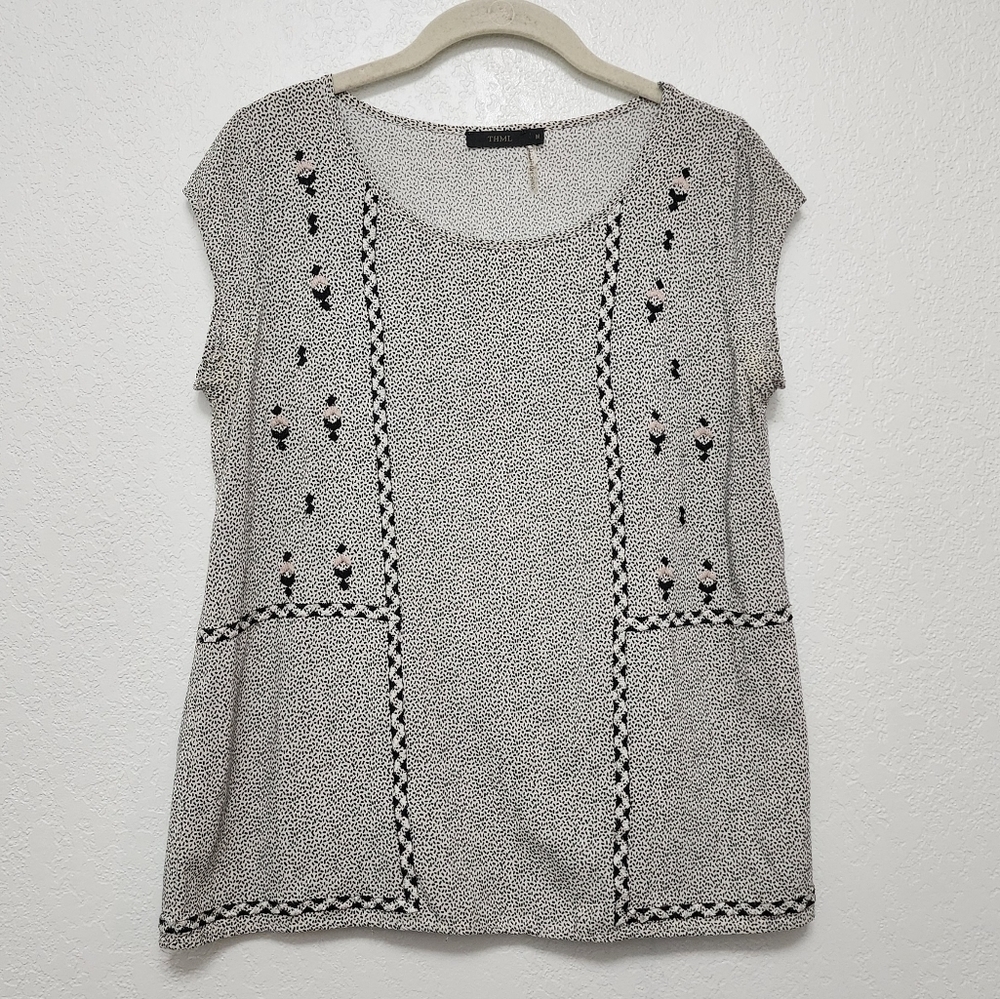 Thml Black & White Abstract Print w/ Embroidered Accents Cap Sleeve Blouse Sz M